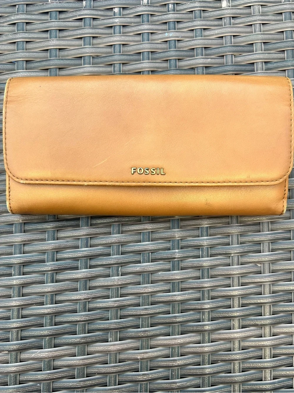 Fossil Women's Leather checkbook style Wallet - Tan